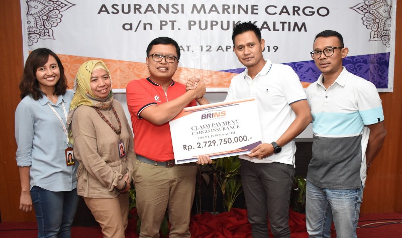 Timur Pupuk Kaltim Terima Klaim Marine Cargo Rp2 7 Miliar Dari Brins Insurance